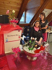 Uschi Ziegler und Bianca Radlinger an der Bücherei-Bar