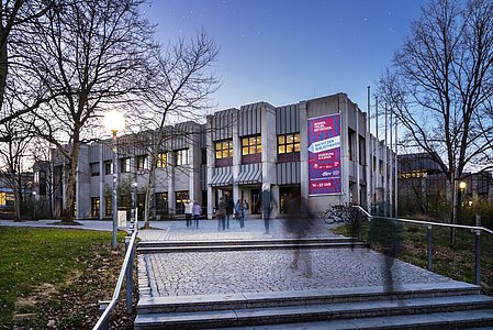 Außenansicht des Gebäudes der Universitätsbibliothek der Universität Augsburg