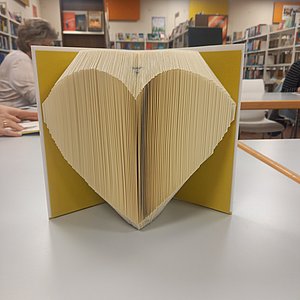 Ein Herz aus gefalteten Buchseiten.