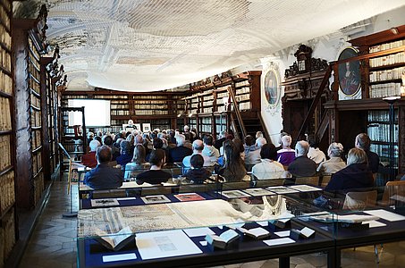 Publikum lauscht einem Vortrag in der Provenzialbibliothek Amberg