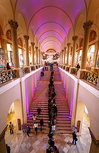 Lange Schlange auf der großen Treppe der Bayerischen Staatsbibliothek