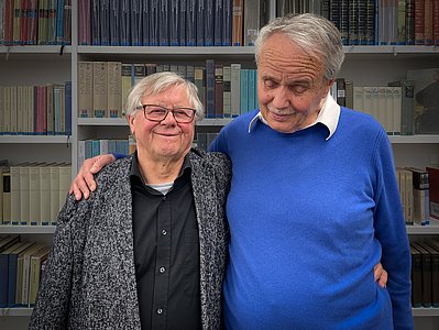 Heinrich Hartl und Fitzerald Kusz Arm in Arm.