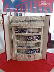 Ein Buchfaltkunst-Bücheregal