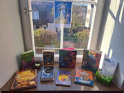 Verschiedene Bücher präsentiert auf einem Fensterbrett