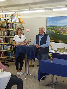 Birgit Kammerer und Olliver Dommnick sprechen an einem Stehtisch miteinander